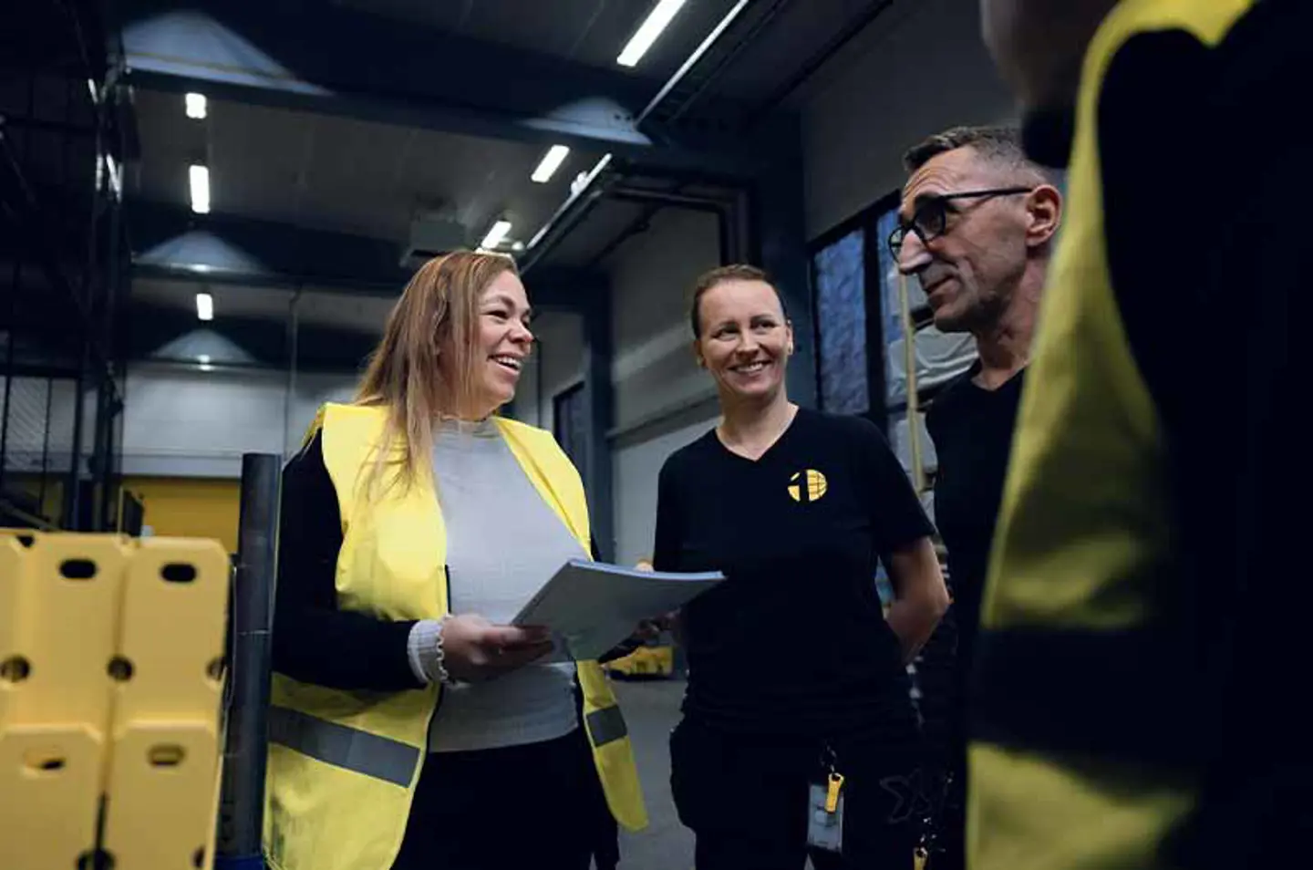 Menschen, die in einer Lagerhalle diskutieren